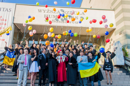 Studenci z  flagą Ukrainy