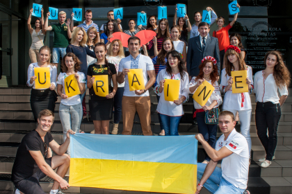 Studenci Humanitas z flagą Ukrainy