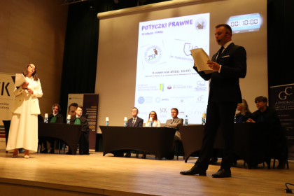 prowadzący potyczek prawnych